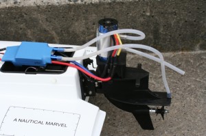 RC-Formel-1-Boot-Hornet-Blick-auf-Motor-300x199 in 