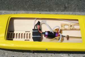 RC-Modellbau-Boot-Rocket-in-Gelb3-300x200 in RC Modellbau Boot Rocket